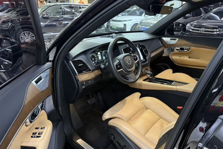 沃尔沃XC90 2018款 T6 智尊版 7座中控内饰7002