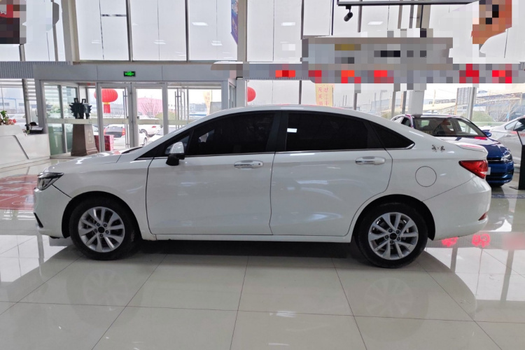 北京汽车 北京U5 2020款 1.5L 手动尊贵版 国VI车身外观4