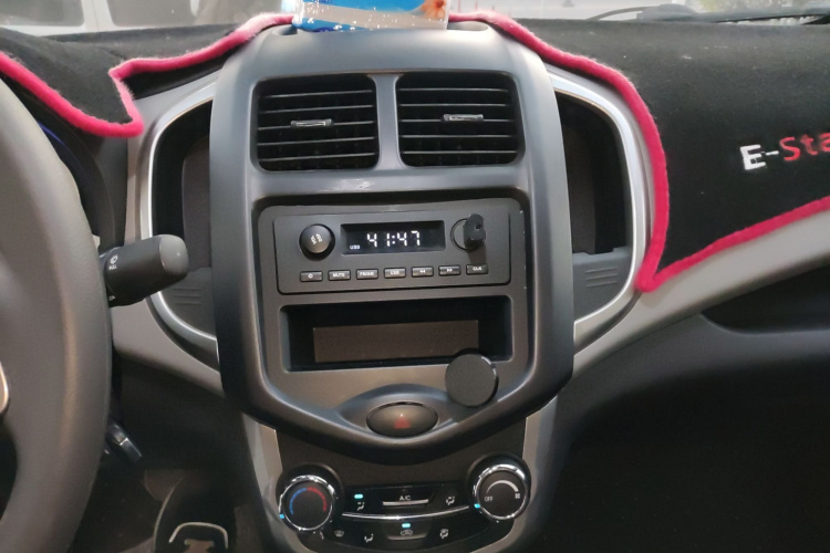 长安欧尚 奔奔E-Star 2021款 国民版 心悦版 磷酸铁锂（31.95kWh）局部细节16