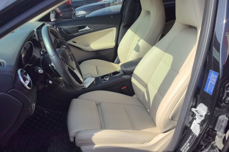 奔驰GLA 2016款 GLA 220 4MATIC 时尚型中控内饰19