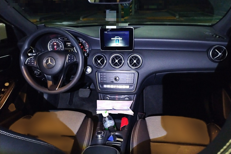 奔驰A级(进口) 2016款 A 180中控内饰7002