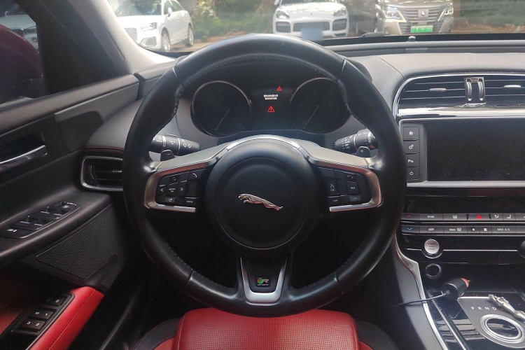 捷豹XE 2015款 2.0T 200PS R-Sport局部细节13