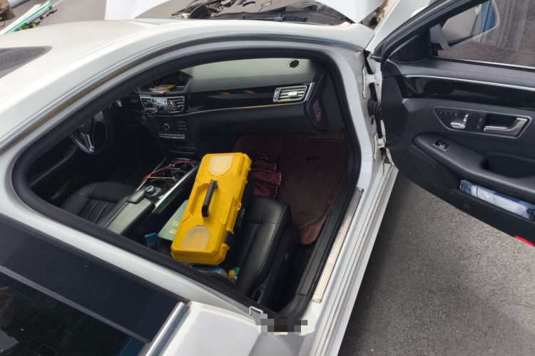 奔驰E级 2015款 改款 E 260 L 运动型局部细节9005