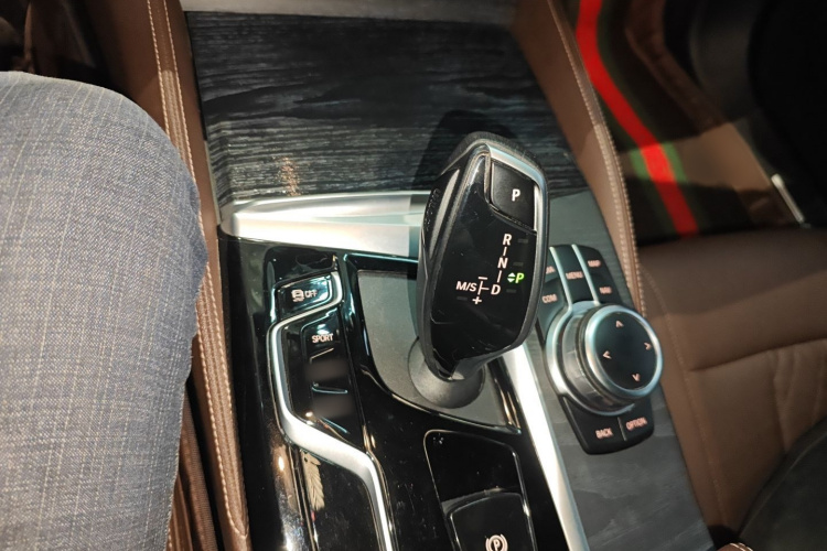 宝马5系 2022款 改款 530Li 领先型 M运动套装局部细节18