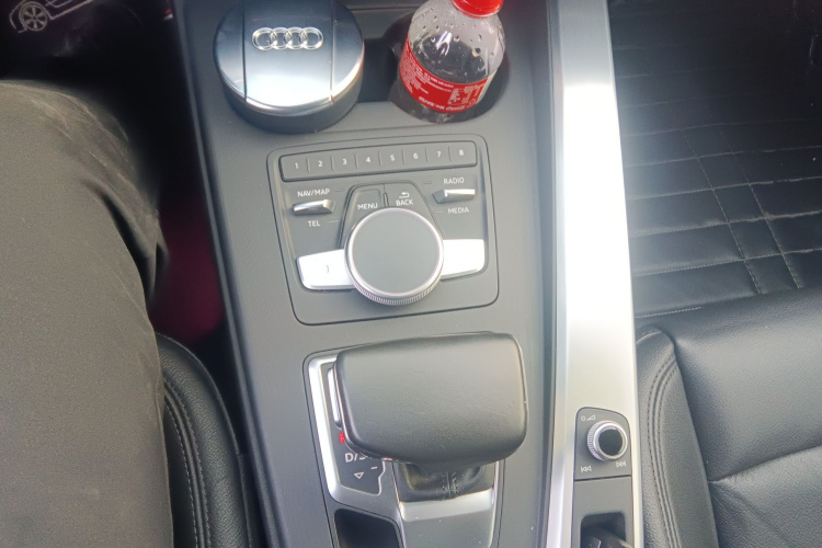 奥迪A4L 2018款 30周年年型 40 TFSI 时尚型局部细节18