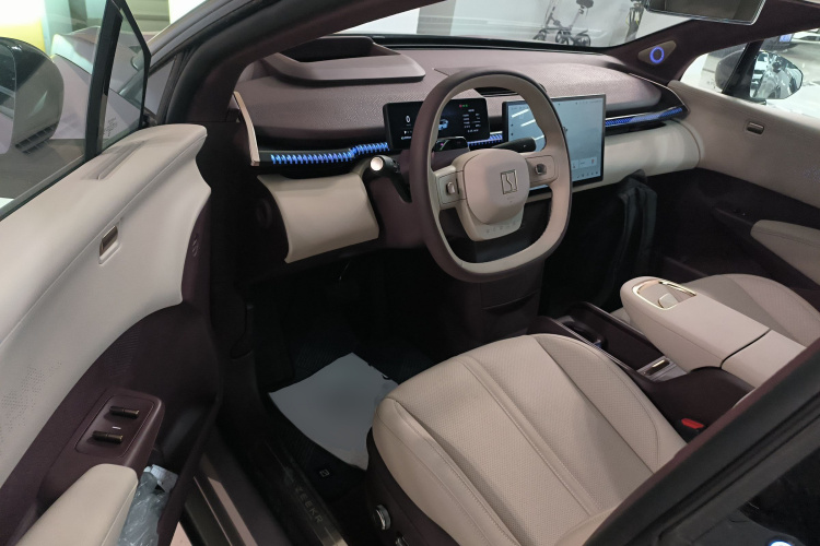 极氪X 2025款 四座后驱魔方版中控内饰7003