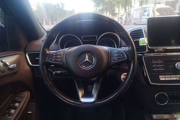 奔驰GLE 2018款 GLE 320 4MATIC 动感型臻藏版局部细节13