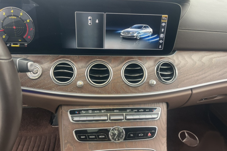 奔驰E级 2019款 E 300 L 时尚型中控内饰7005