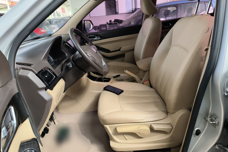 宝骏730 2014款 1.5L 手动豪华导航ESP版 7座中控内饰19