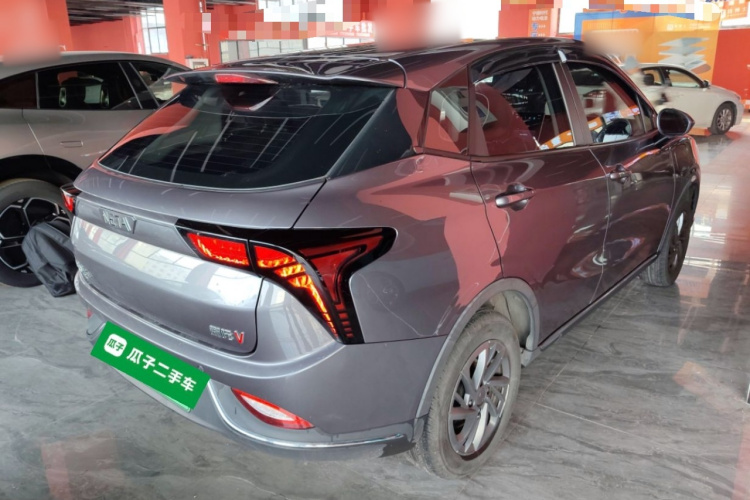 哪吒汽车 哪吒V 2022款 潮 300 Lite 磷酸铁锂车身外观6005