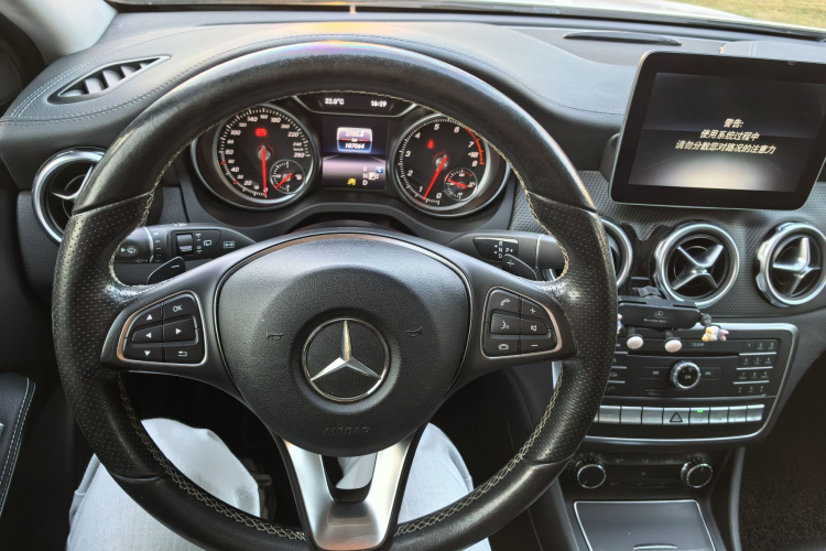 奔驰GLA 2017款 GLA 220 4MATIC 时尚型中控内饰7005