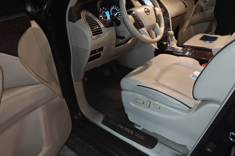 日产 途乐 2017款 5.6L 标准型中控内饰7003