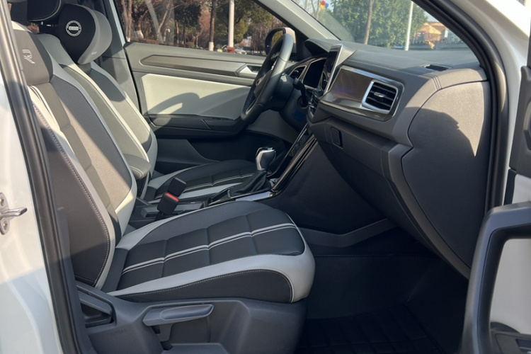 大众 T-ROC探歌 2024款 300TSI DSG两驱辰光版中控内饰7013