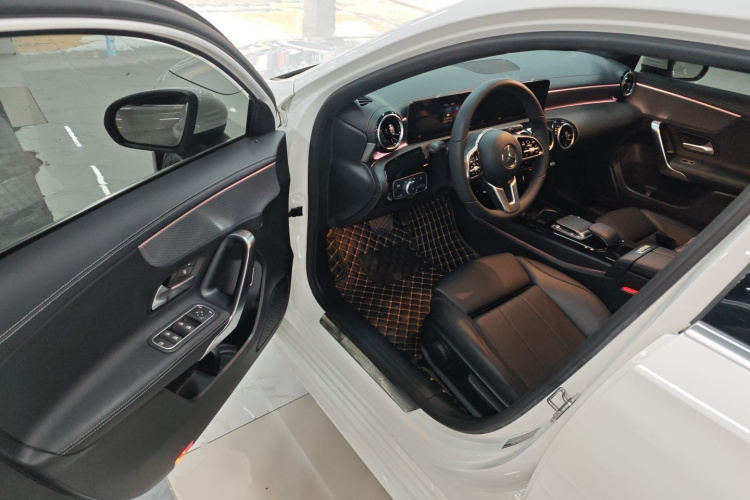 奔驰A级 2020款 改款 A 180 L 运动轿车特殊配置中控内饰20