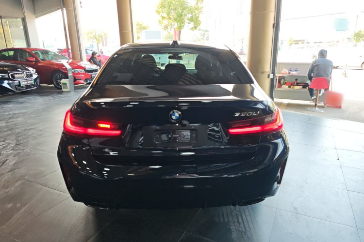 宝马3系 2025款 330Li M运动曜夜套装车身外观6004