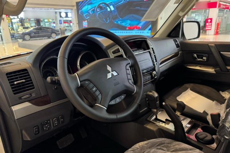 三菱 帕杰罗(进口) 2022款 帕杰罗V93 3.0L GLS 织物(中东)中控内饰7003