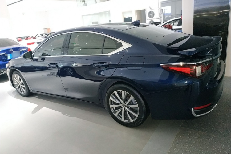 雷克萨斯ES 2020款 200 豪华版车身外观4