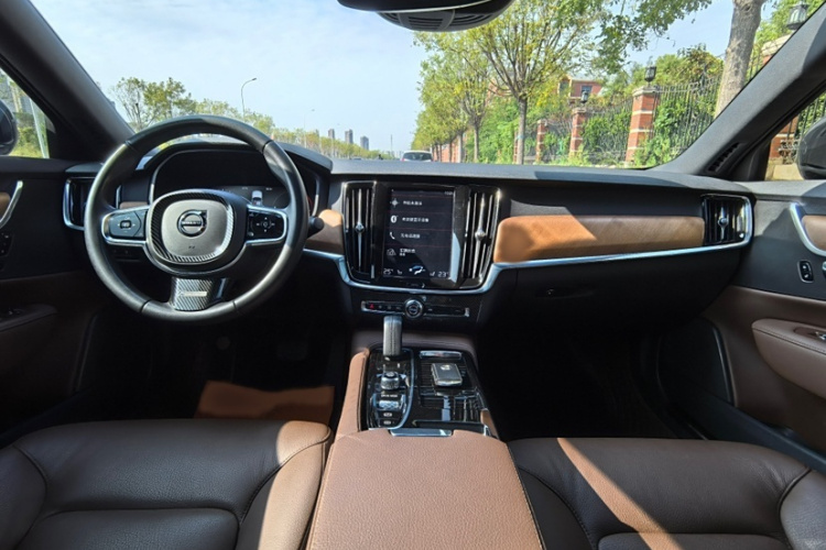 沃尔沃S90新能源 2021款 T8 E驱混动 智逸豪华版中控内饰7005