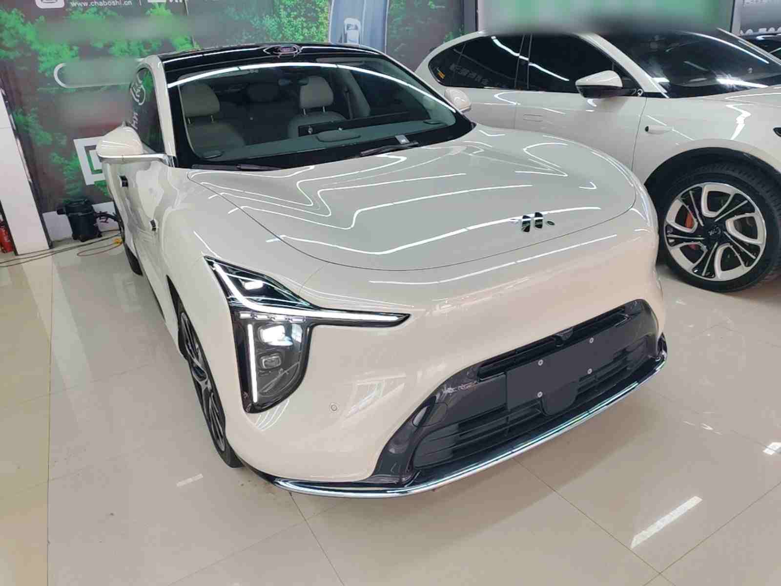 车辆右前45度外观展示