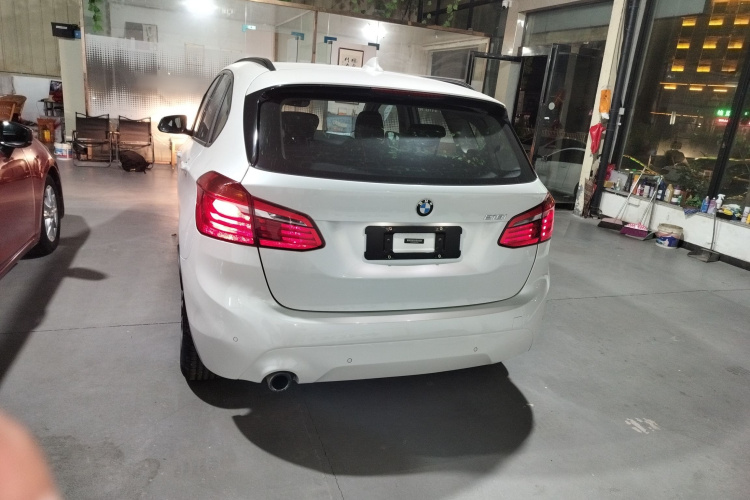 宝马2系旅行车 2018款 218i 时尚型车身外观6