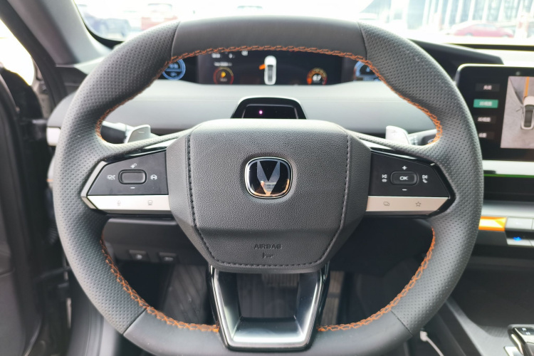 长安UNI-V 2022款 1.5T 尊贵型中控内饰7011