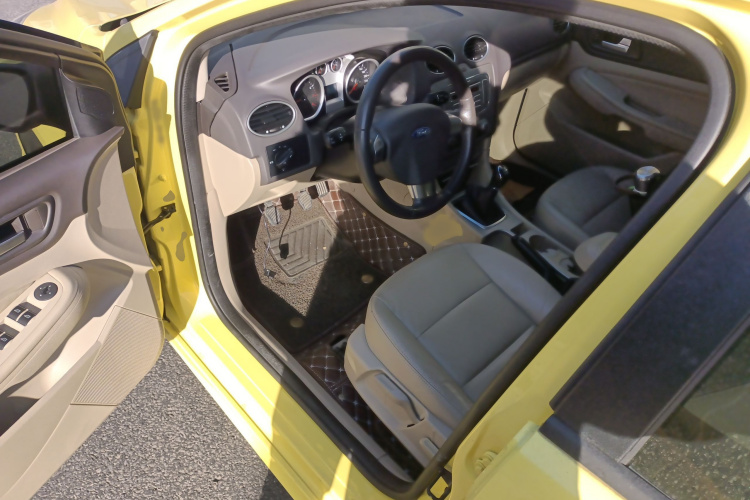 福特 福克斯 2013款 两厢经典 1.8L 手动时尚型中控内饰7003