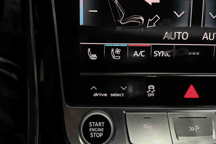 奥迪Q8 2023款 55 TFSI 豪华动感型中控内饰7005