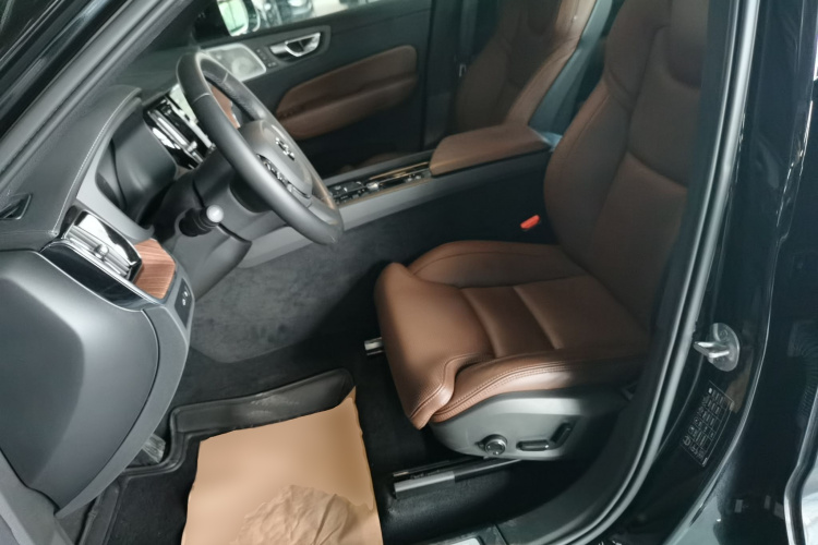 沃尔沃XC60新能源 2025款 插电式混动 长续航四驱智雅豪华版中控内饰19