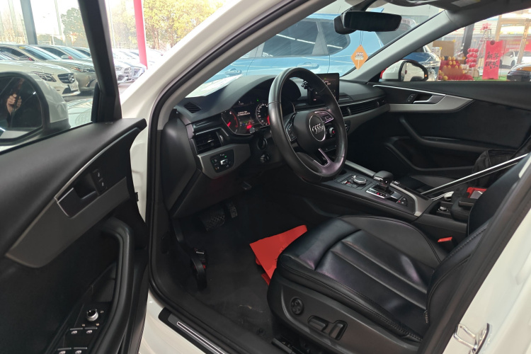 奥迪A4L 2019款 40 TFSI 进取型 国VI中控内饰7003
