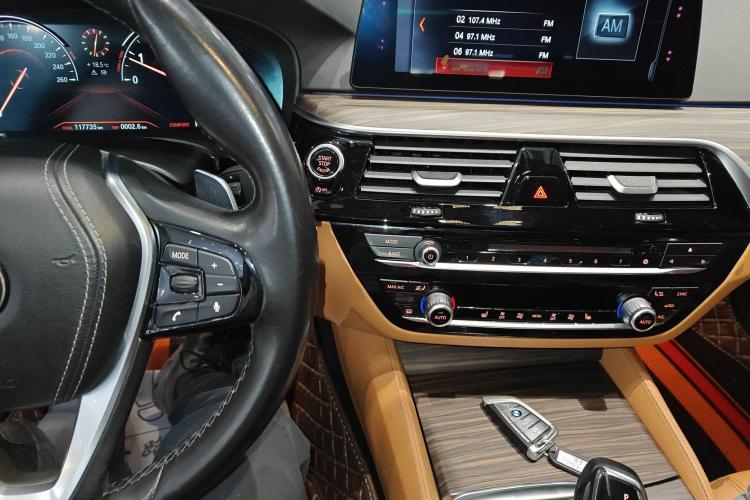 宝马5系 2018款 530Li xDrive 豪华套装中控内饰12