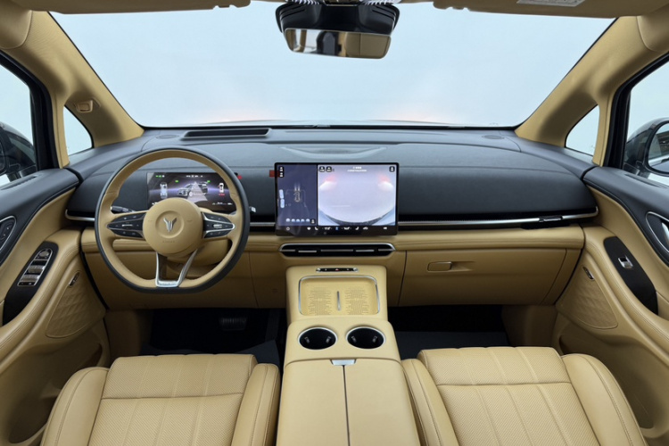 岚图汽车 岚图梦想家 2025款 PHEV 四驱卓越乾崑版中控内饰7004