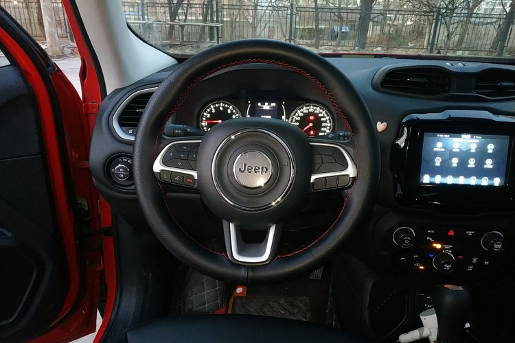 Jeep 自由侠 2019款 220T 自动领先版中控内饰13
