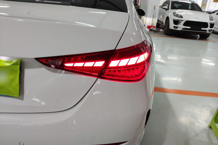 奔驰C级 2022款 改款 C 200 L 运动版车身外观9