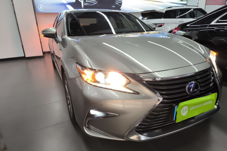 雷克萨斯ES 2015款 300h 舒适版车身外观3