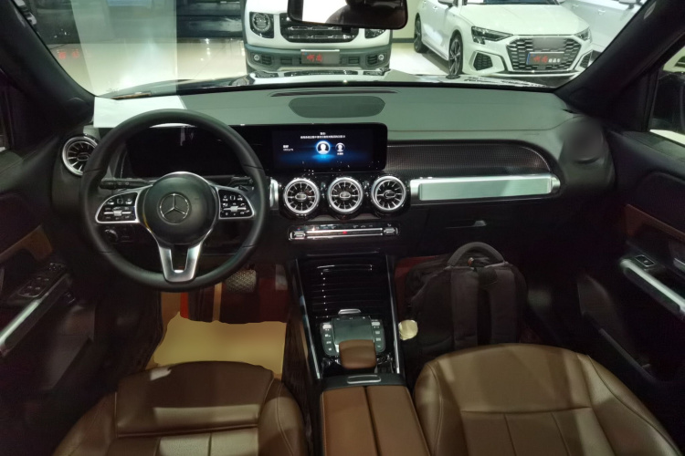 奔驰GLB 2023款 GLB 220 动感型中控内饰12