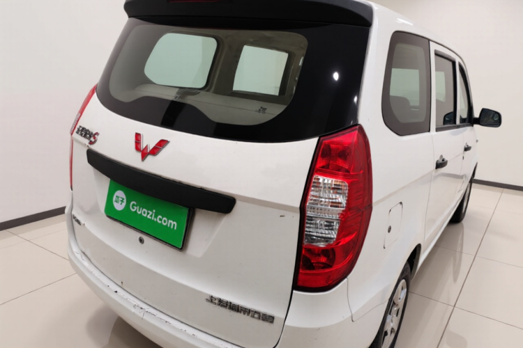 五菱汽车 五菱宏光 2015款 1.2L S 基本型国V车身外观7