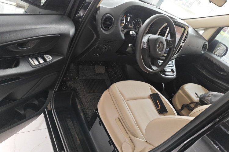 奔驰 威霆 2018款 2.0T 精英版 7座 国VI中控内饰20