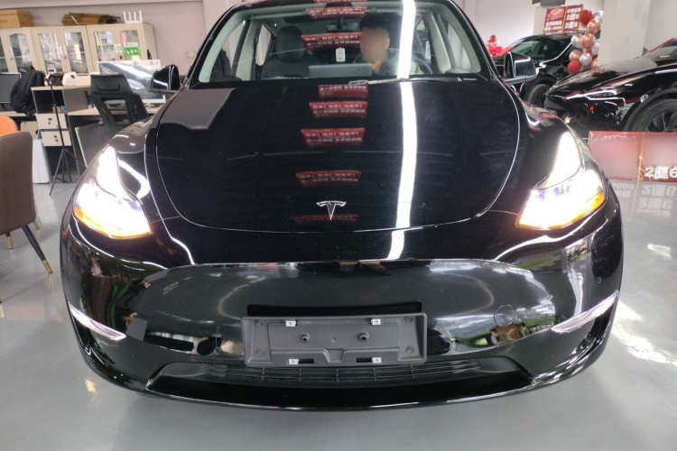 特斯拉 Model Y 2022款 长续航全轮驱动版车身外观2
