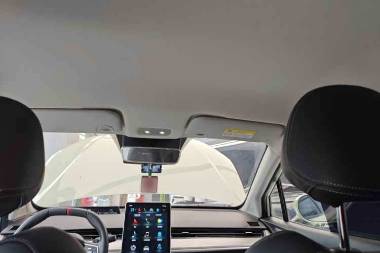 哪吒汽车 哪吒V 2022款 潮 400 Lite中控内饰22