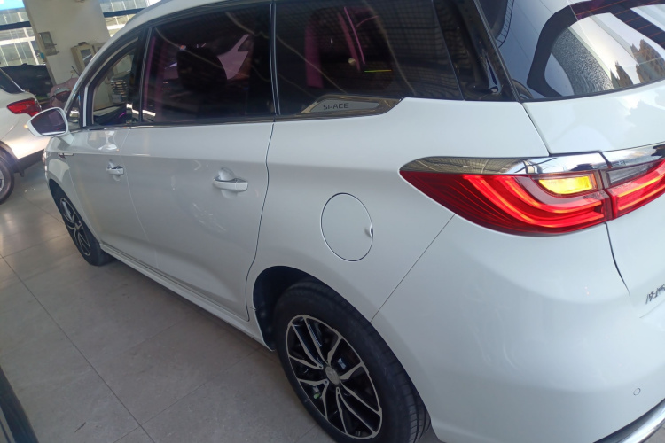 比亚迪 宋MAX 2017款 1.5T 自动智联精英型 7座车身外观6003