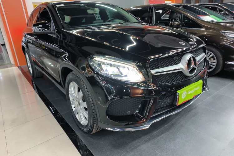 奔驰GLE轿跑 2017款 GLE 320 4MATIC 轿跑SUV车身外观3