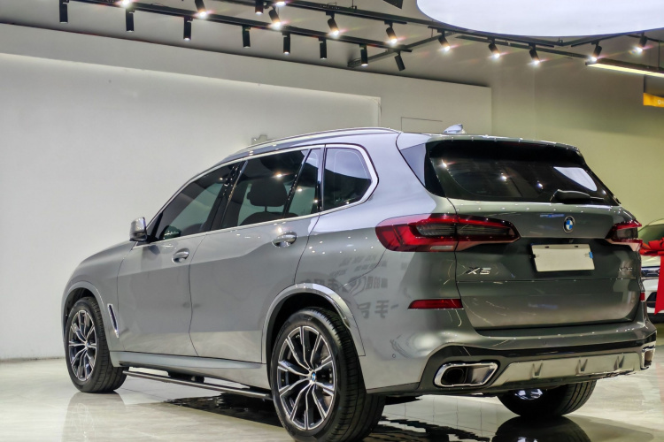 宝马X5 2022款 改款 xDrive 30Li 尊享型M运动套装车身外观6005