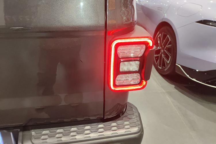 Jeep 角斗士 2023款 3.6L Overland车身外观9