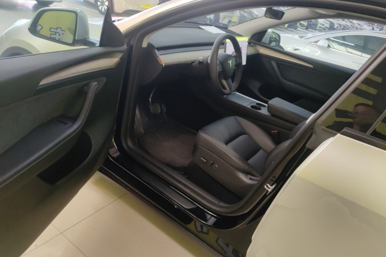 特斯拉 Model Y 2022款 改款 后轮驱动版中控内饰7003