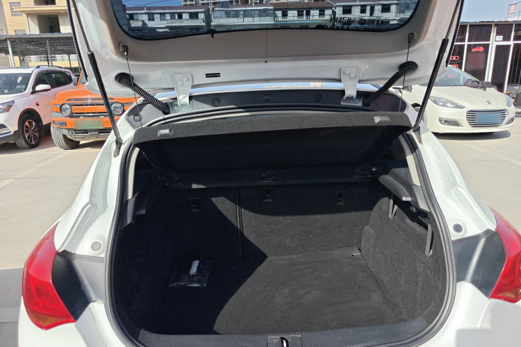 别克 英朗 2014款 XT 1.6L 自动时尚版机舱底盘23