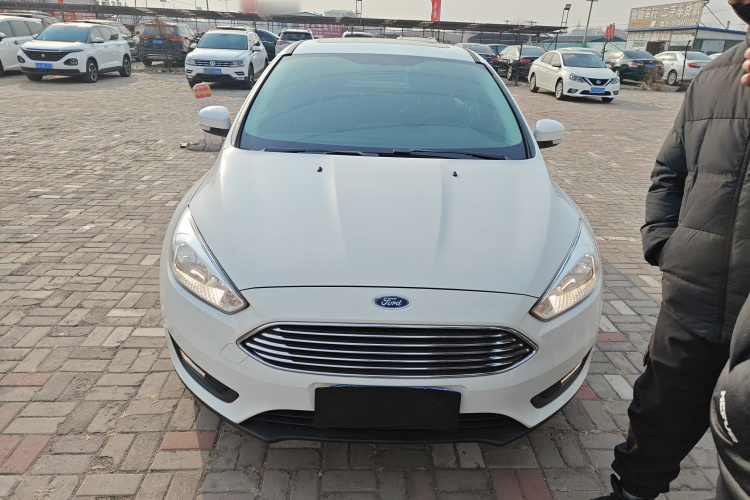 福特 福克斯 2018款 三厢经典 1.6L 自动风尚型智行版车身外观2