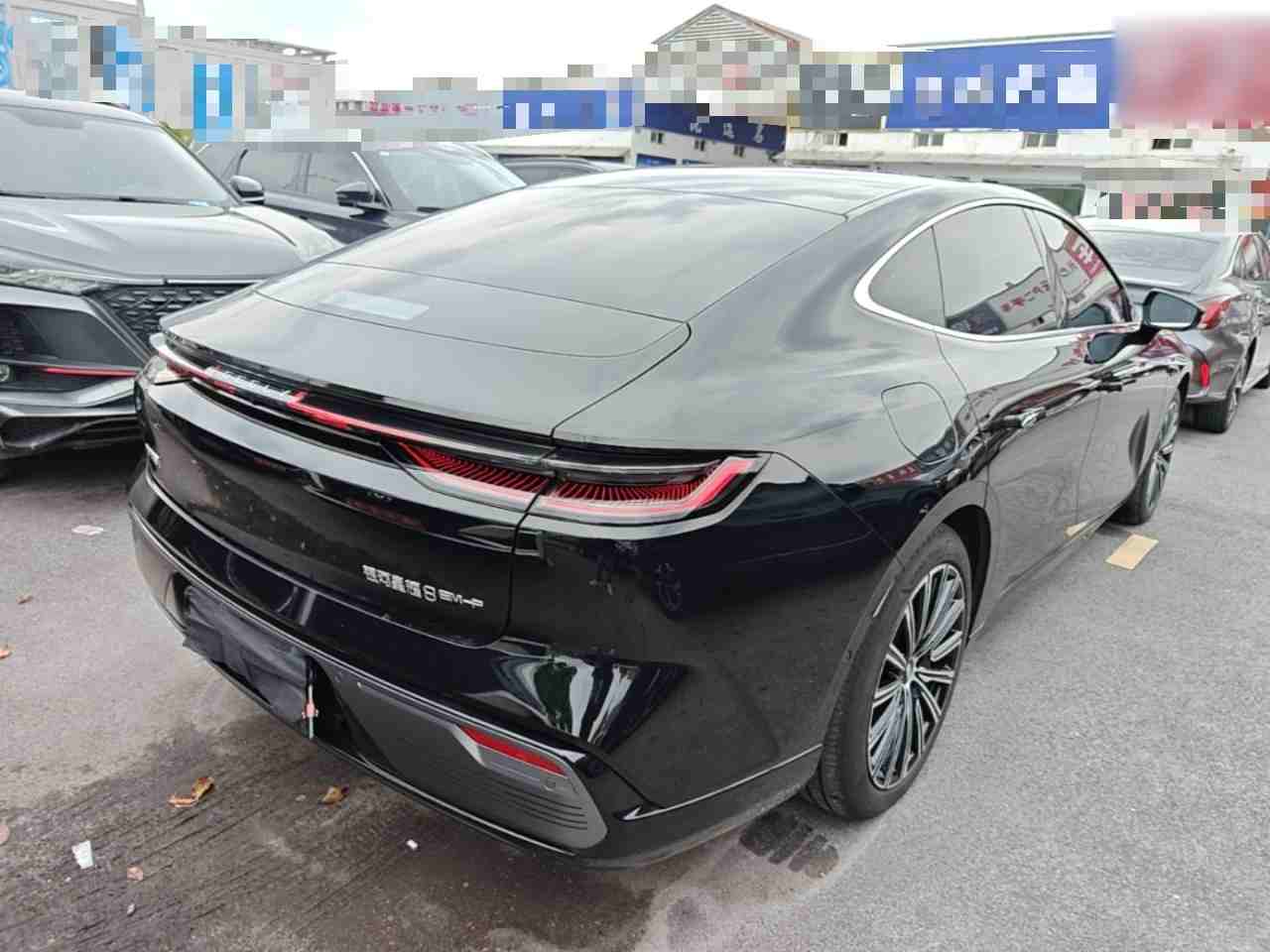 车辆右后45度外观展示