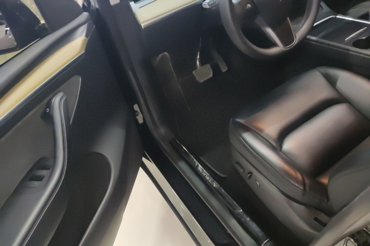 特斯拉 Model Y 2022款 改款 后轮驱动版中控内饰7003