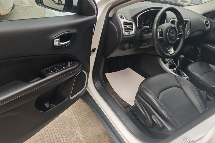 Jeep 指南者 2019款 200T 自动家享四驱-互联大屏版中控内饰7003