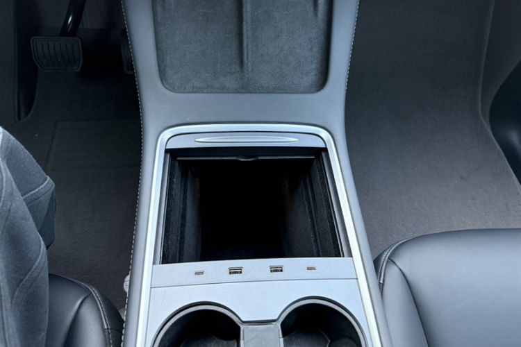 特斯拉 Model Y 2022款 改款 后轮驱动版中控内饰7006